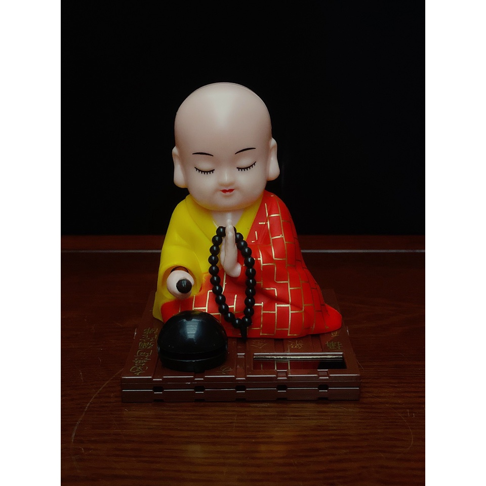 Tượng Chú Tiểu Gõ Mõ Dễ Thương Sử Dụng Năng Lượng Mặt Trời - Ảnh 2